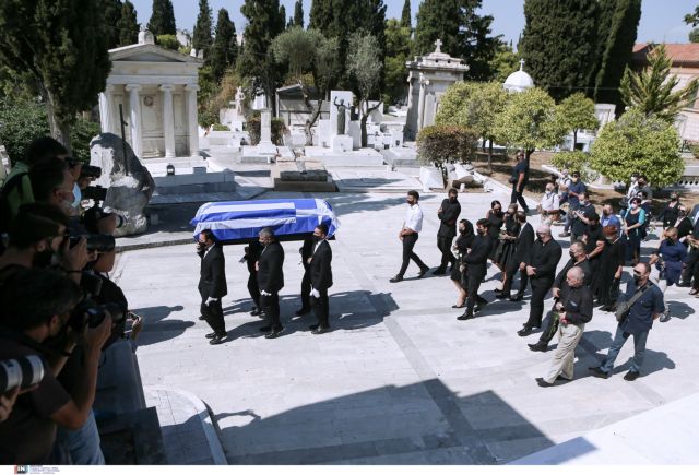 Ακης Τσοχατζόπουλος – Συγγενείς και φίλοι είπαν το τελευταίο αντίο στην κηδεία του