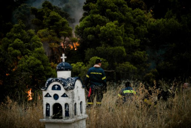 Βίλια – Στρόβιλος φωτιάς εκτοξεύει κορμό δέντρου προς τους πυροσβέστες