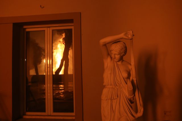 Φωτιά στη Βαρυμπόμπη – Γλίτωσαν τα ιστορικά κτίρια και τα έργα τέχνης του κτήματος Τατοΐου