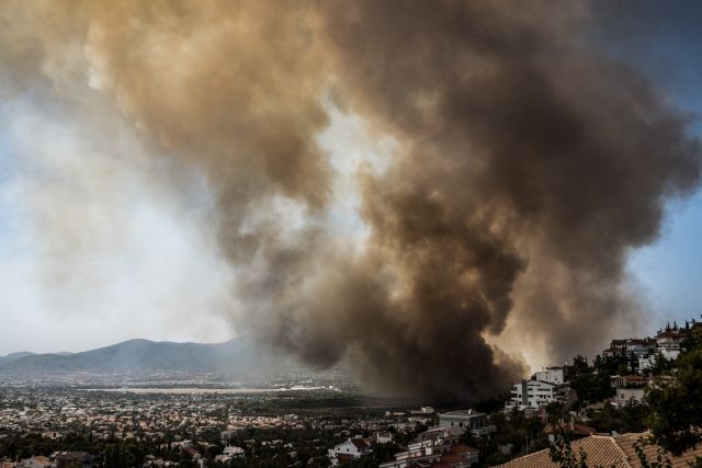 Βαρυμπόμπη – Μεγάλη φωτιά και προειδοποίηση για τους κατοίκους ενώ ακούγονται εκρήξεις