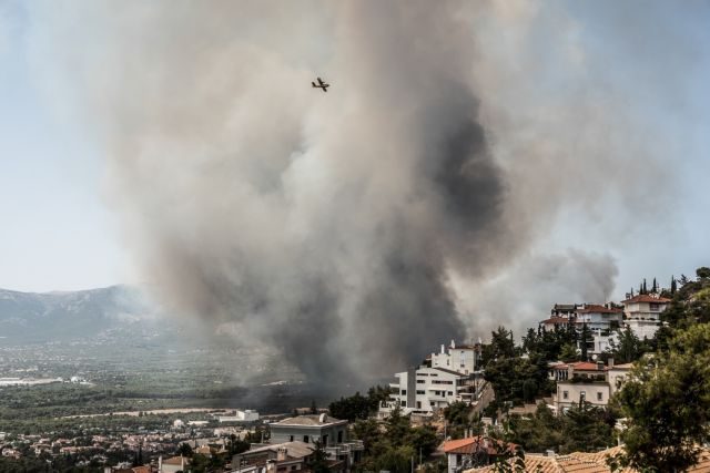 Βαρυμπόμπη – Μεγάλη φωτιά και προειδοποίηση για τους κατοίκους ενώ ακούγονται εκρήξεις