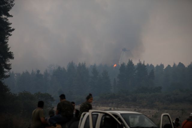 Φωτιά στην Εύβοια – Οι αναζωπυρώσεις δεν πτοούν πυροσβέστες κι εθελοντές στα πύρινα μέτωπα