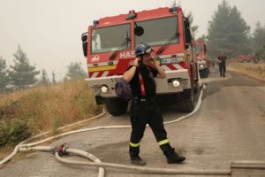 Βόρεια Εύβοια – Μάχη με τις αναζωπυρώσεις – Με δεξαμενόπλοιο μεταφέρουν νερό για τα πυροσβεστικά