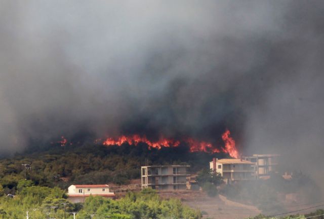 Κερατέα – Ζημιές σε 10 σπίτια από τη φωτιά – Σε επιφυλακή για αναζωπυρώσεις