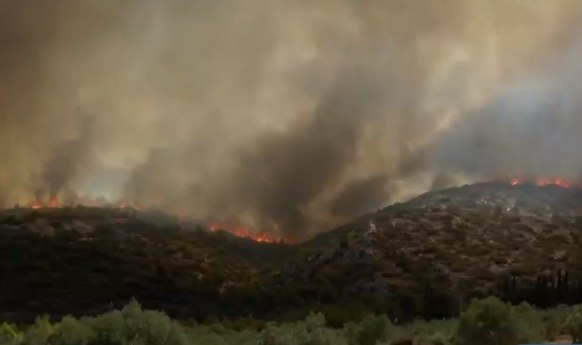 Φωτιά στην Κερατέα – Εκκενώνεται και η Συντερίνα μετά το Μαρκάτι – Νέο μήνυμα από το 112