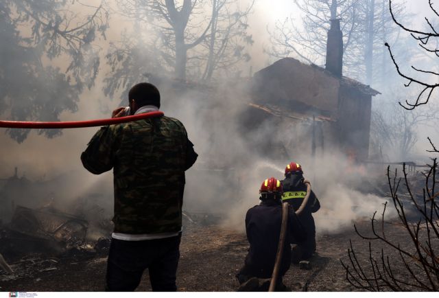 Εκτός ελέγχου η φωτιά στην Αττική – Καίγονται σπίτια στο Κρυονέρι