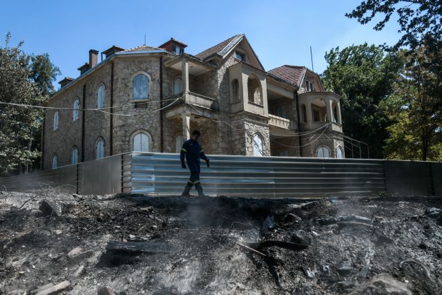 Φωτιές στην Αττική – Επτά κτίρια στο Τατόι υπέστησαν ζημιές ανακοίνωσε η Μενδώνη – Τι έγινε με τα κοντέινερ