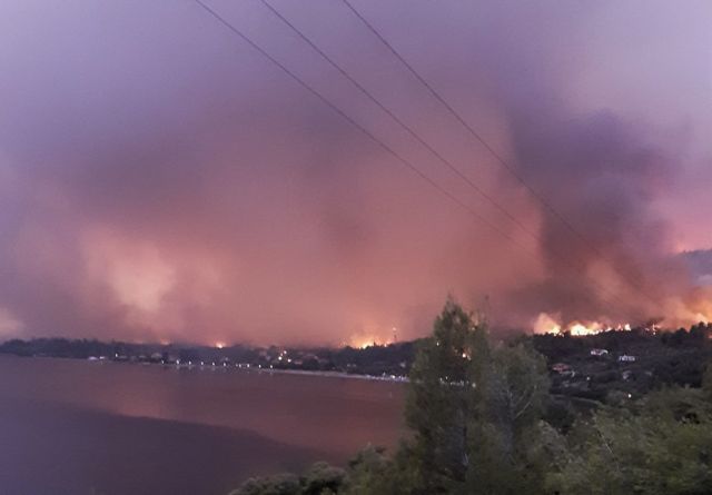 Ανεξέλεγκτη η φωτιά στην Εύβοια – Νέο μήνυμα του 112 για εκκένωση οικισμών – Τραυματίστηκαν πυροσβέστες