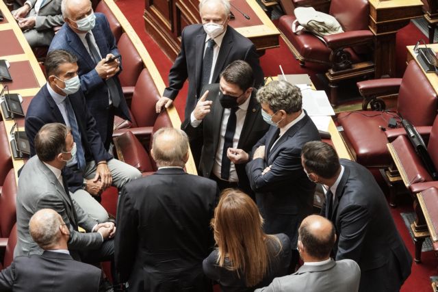 Η επανεμφάνιση Χαρδαλιά στη Βουλή μετά την περιπέτεια με τη υγεία του