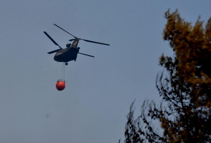 Μεγάλη φωτιά στη Μάνδρα – Επιχειρούν πέντε αεροσκάφη και δύο ελικόπτερα