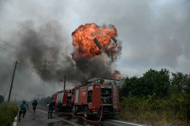 Φωτιά στην Αττική – Στις φλόγες εργοστάσιο στις Αφίδνες – Ισχυρές εκρήξεις