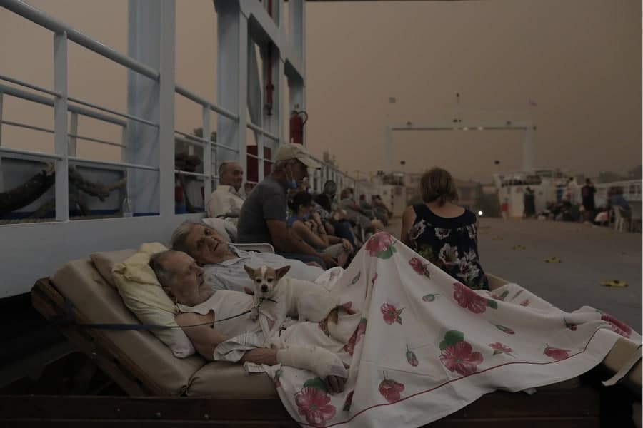 Φωτιά στην Εύβοια – Ρίγη συγκίνησης για τους ηλικιωμένους πυρόπληκτους που έχουν ξαπλώσει στο ferry boat