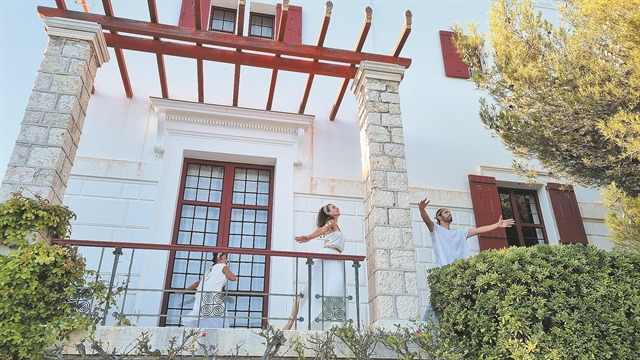 Ησίοδος, Ντεμπισί και Μπρασένς σε μια γιορτή