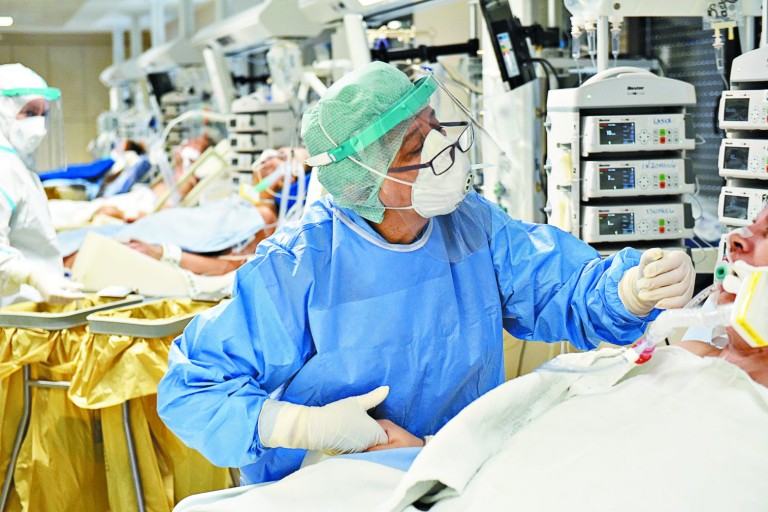 Στα 3.273 τα νέα κρούσματα και 42 θάνατοι – Στους 332 οι διασωληνωμένοι