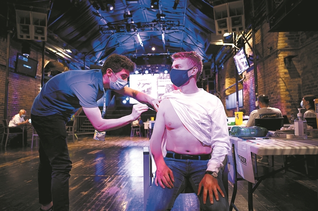 «Πόλεμος» για την ανάγκη τρίτης δόσης εμβολίου