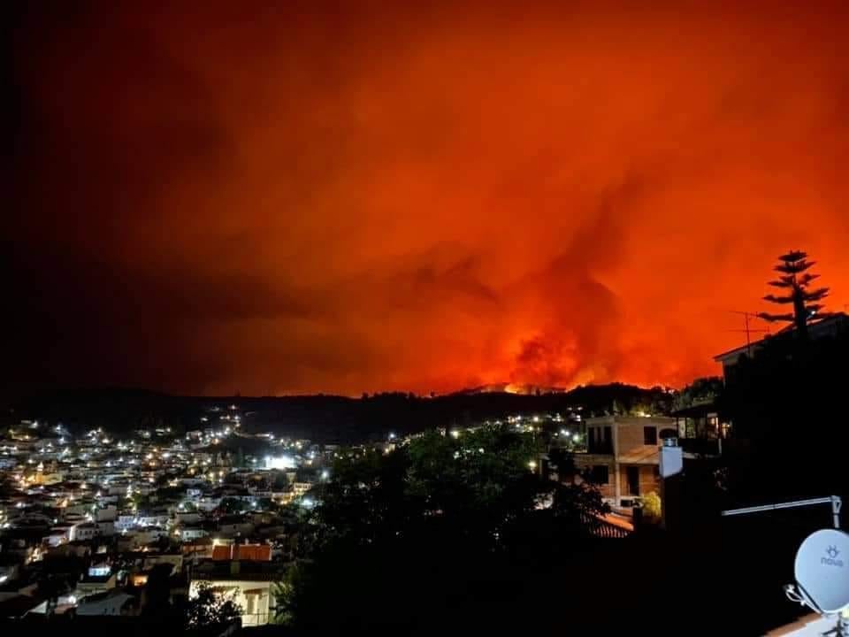 Φωτιά στην Εύβοια – Οι φλόγες πλησιάζουν τη Μονή Οσίου Δαυίδ