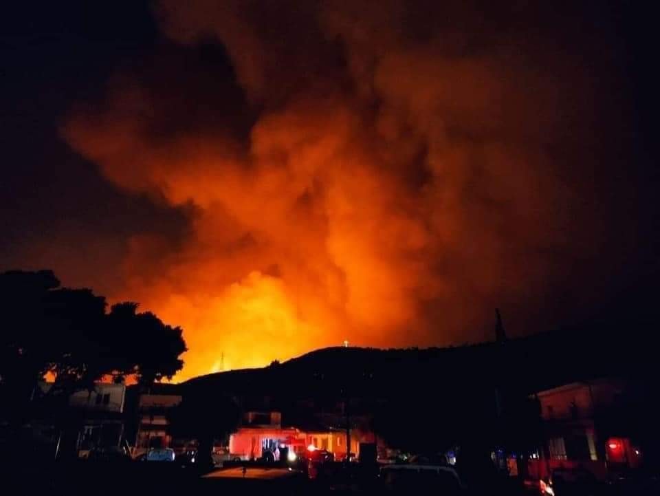 Ολονύκτια μάχη με τις φλόγες στη Ρόδο – Ισχυροί άνεμοι δυσκολεύουν την κατάσβεση
