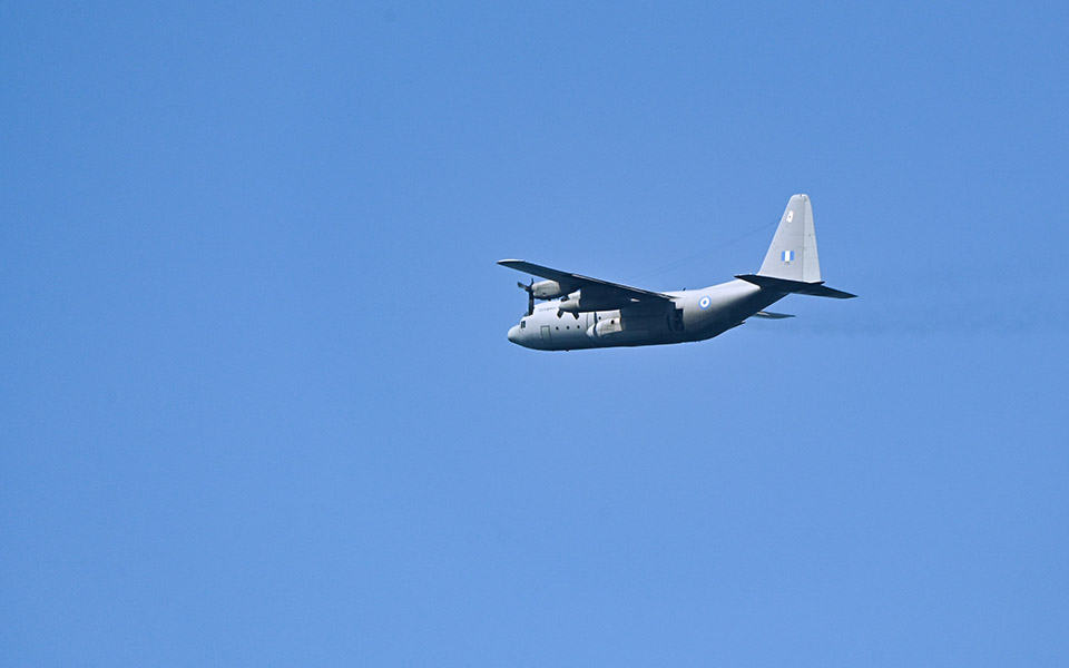 C-130 μετέφερε στην Αθήνα 12χρονο αγόρι και 38 ημερών βρέφος με κοροναϊό
