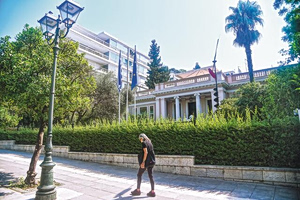 «Οι ελληνικές αρχές λένε ανοησίες, εμείς ένα email στείλαμε»: Ο Ρώσος φαρσέρ αδειάζει το Μαξίμου