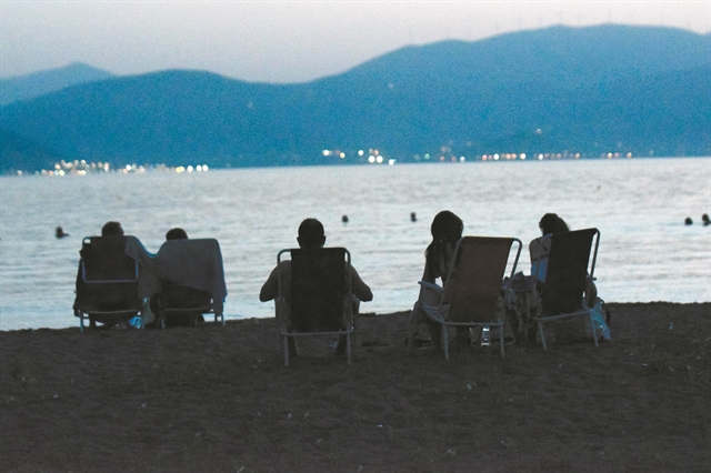 Σταυρόλεξο στην παραλία