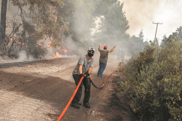 Καταστροφικές πυρκαγιές – Τα λάθη, οι «διαφωνίες» και οι μοιραίες αναζωπυρώσεις