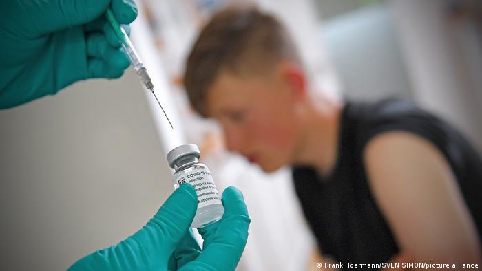 Η Βρετανία θα εμβολιάσει τους 16-17 ετών με Pfizer