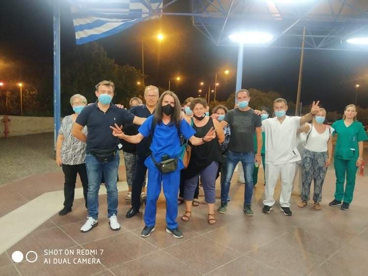 Τραυματιοφορέας κάνει ποδαράτο Λάρισα – Αθήνα για να διαμαρτυρηθεί για τις αναστολές – 10.000 ανεμβολίαστοι υγειονομικοί