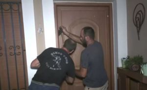Φωτιά στην Εύβοια – Σπάνε πόρτες για να αναζητήσουν εγκλωβισμένους