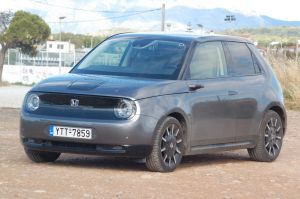 Honda e: Το ηλεκτρικό μοντέλο που προσγειώθηκε από το μέλλον