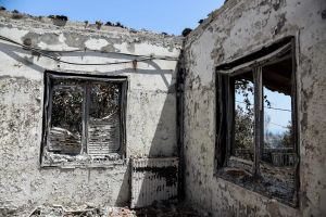 Στις φλόγες η Αιγιάλεια – Ανυπολόγιστες οι καταστροφές