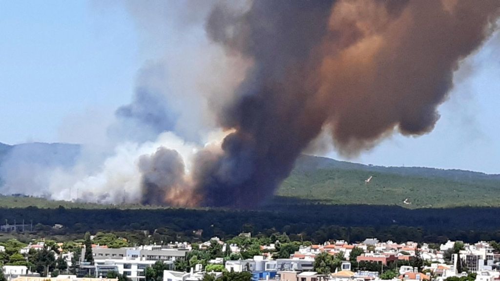 Φωτιά στη Βαρυμπόμπη – Εκκενώθηκε κατασκήνωση