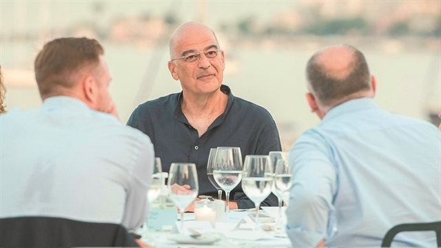 Ο διπλωματικός μαραθώνιος του Δένδια