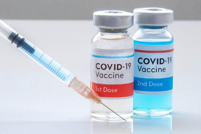 Μόσιαλος – Οι εμβολιασμένοι έχουν τη δυνατότητα να μεταδώσουν τον ιό