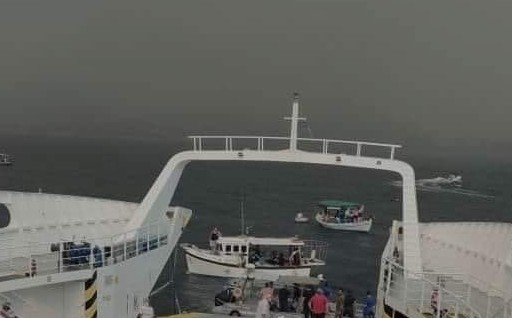 Φωτιά στην Εύβοια –  Αποκλεισμένοι κάτοικοι μεταφέρονται με ferry boat