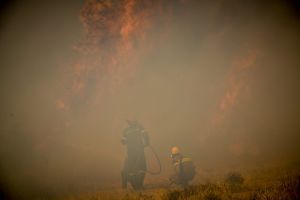 Φωτιά στην Αττική – Νέα εστία στη Μαλακάσα – Τιτάνια μάχη με τις φλόγες και τις αναζωπυρώσεις