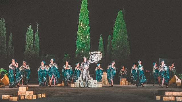 Το δράμα επιστρέφει στο κλεινόν άστυ