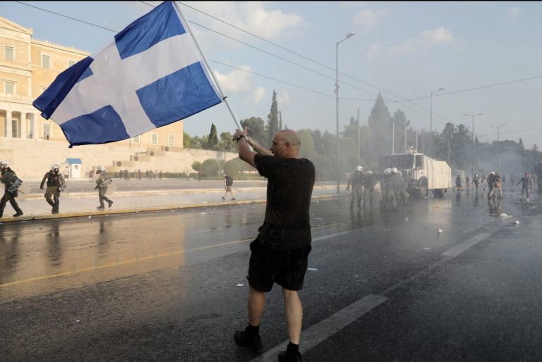 Ομηροι της μισαλλοδοξίας – Η Ελλάδα επιστρέφει στη ρητορική του μίσους που δηλητηριάζει την πολιτική ζωή