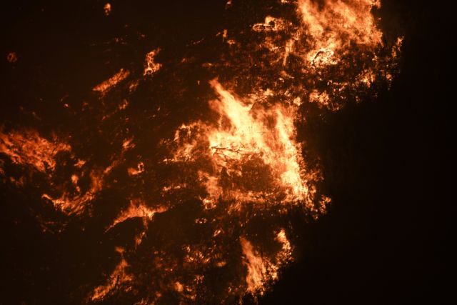 Πρόεδρος κοινότητας Αφιδνών – Η φωτιά έχει κυκλώσει όλο το χωριό – Κάηκαν σπίτια και επιχειρήσεις