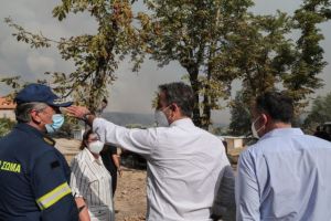 Στο Συντονιστικό Κέντρο Επιχειρήσεων για τις φωτιές ο Μητσοτάκης