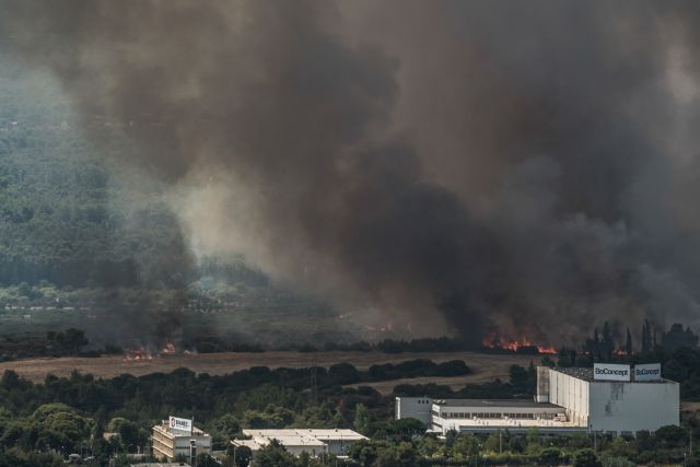 Φωτιά στη Βαρυμπόμπη – Σε κίνδυνο η ηλεκτροδότηση της Ανατολικής Αττικής