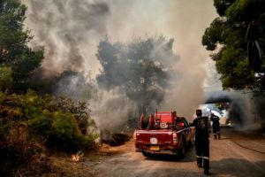 Φωτιά Κερατέας – Πού έχει διακοπεί η κυκλοφορία