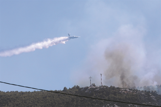 Τα θηριώδη ρωσικά πυροσβεστικά, τα γηρασμένα Canadair και τα αποτελεσματικά ελικόπτερα
