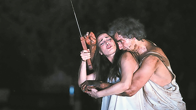 «Κομμένος» στα δύο