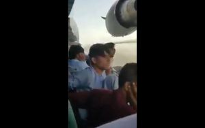 Βιντεοσκόπησαν τις τελευταίες στιγμές τους κρεμασμένοι από το αεροπλάνο