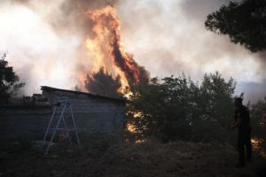 Φωτιά στη Βαρυμπόμπη – «Ήταν ένα βράδυ που δεν έλεγε να τελειώσει»