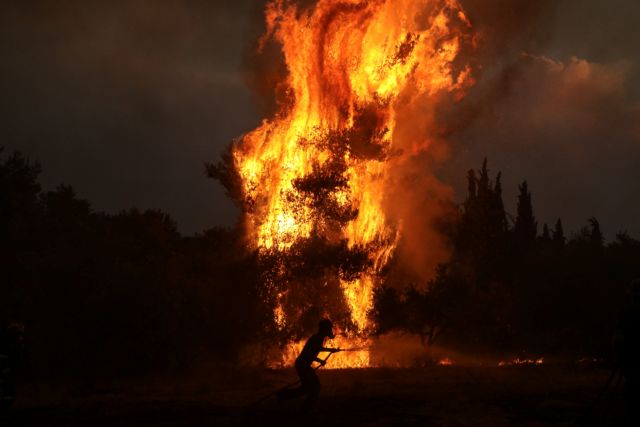 Φωτιά στην Αττική – Η φωτιά μπήκε μέσα στα σπίτια των Θρακομακεδόνων