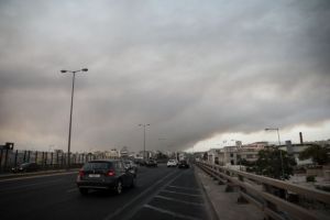 Φωτιά στην Αττική – Παραμένει κλειστή η Εθνική Οδός Αθηνών – Λαμίας