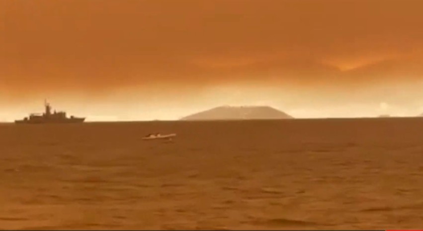 «Καίγεται» η θάλασσα στην Εύβοια – Δραματικά βίντεο από το Πευκί