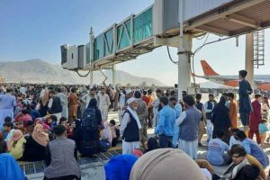 Αφγανιστάν – Ωρες αγωνίας και οργή από χιλιάδες πολίτες που εγκλωβίζονται στην Καμπούλ