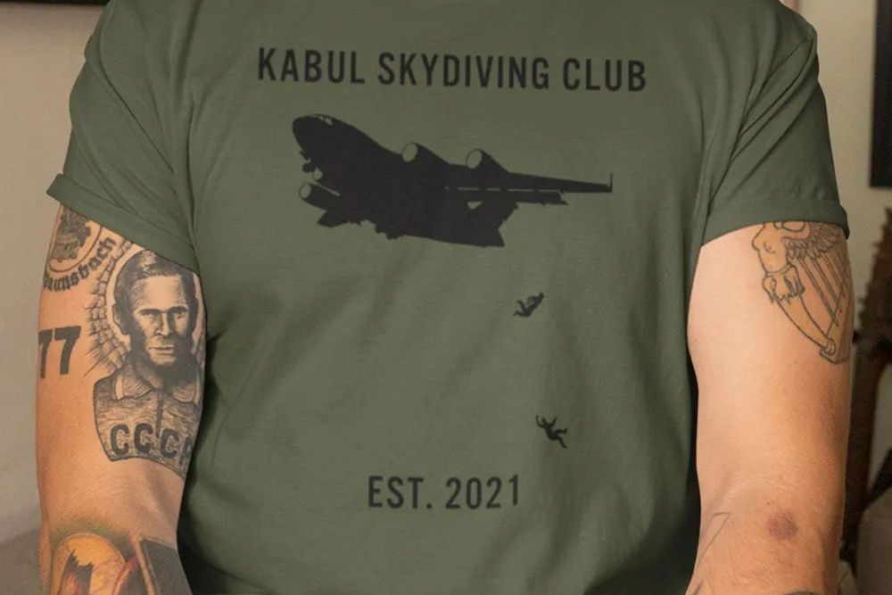 Απίστευτο! Εφτιαξαν μπλουζάκια με την πτώση των απελπισμένων Αφγανών από αεροσκάφος